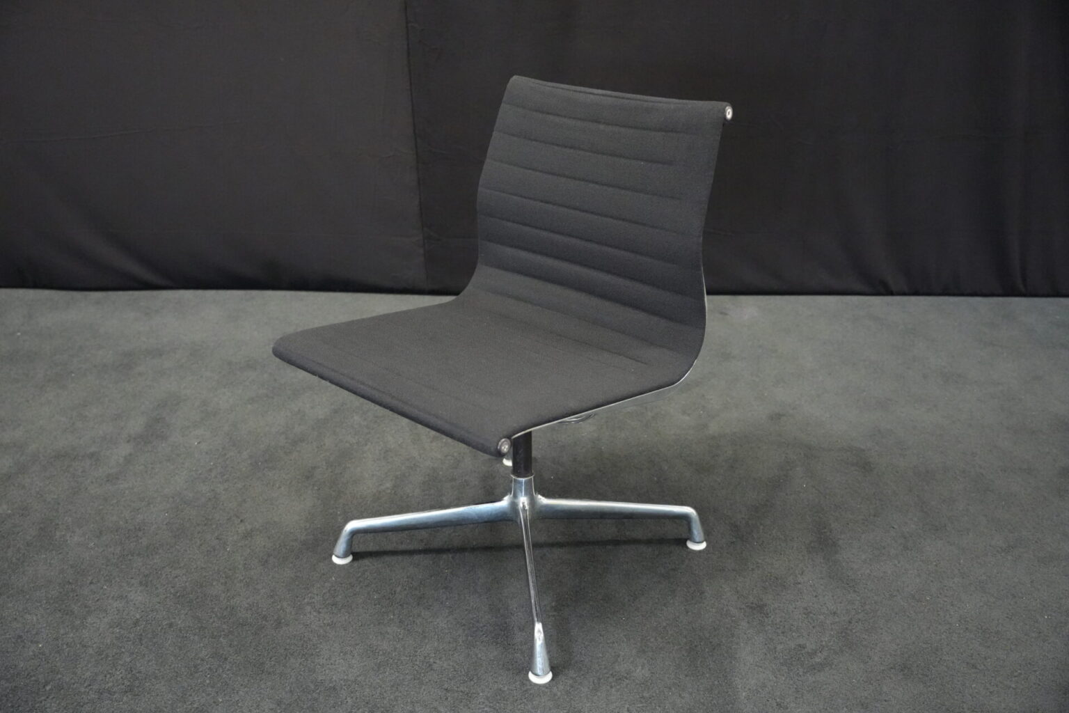 Herman Miller für Vitra | EA 101 / schwarz