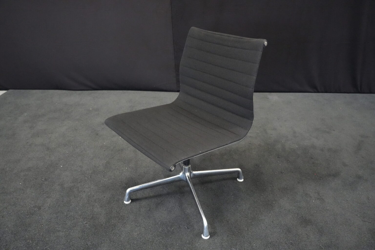 Herman Miller für Vitra | EA 101 / schwarz