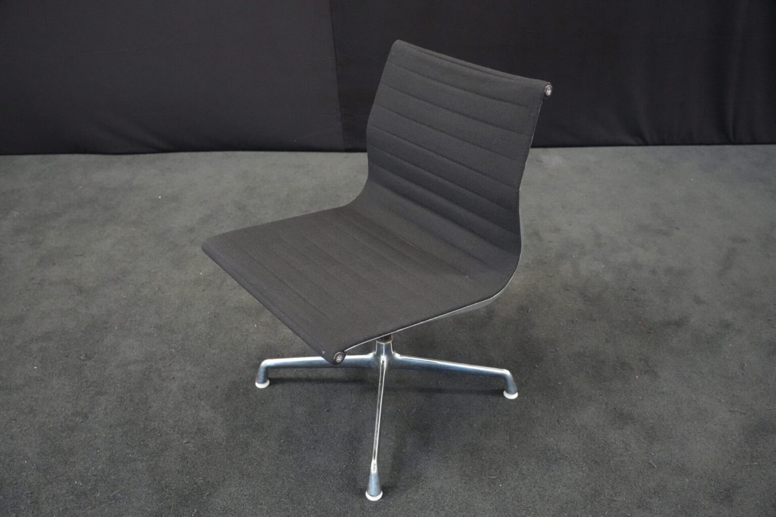 Herman Miller für Vitra | EA 101 / schwarz
