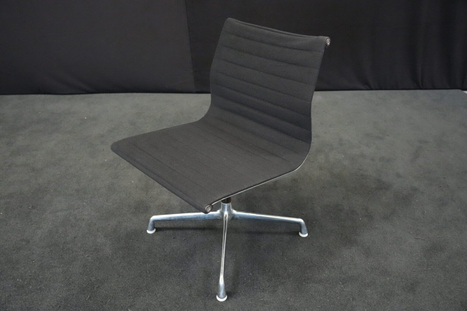Herman Miller für Vitra | EA 101 / schwarz
