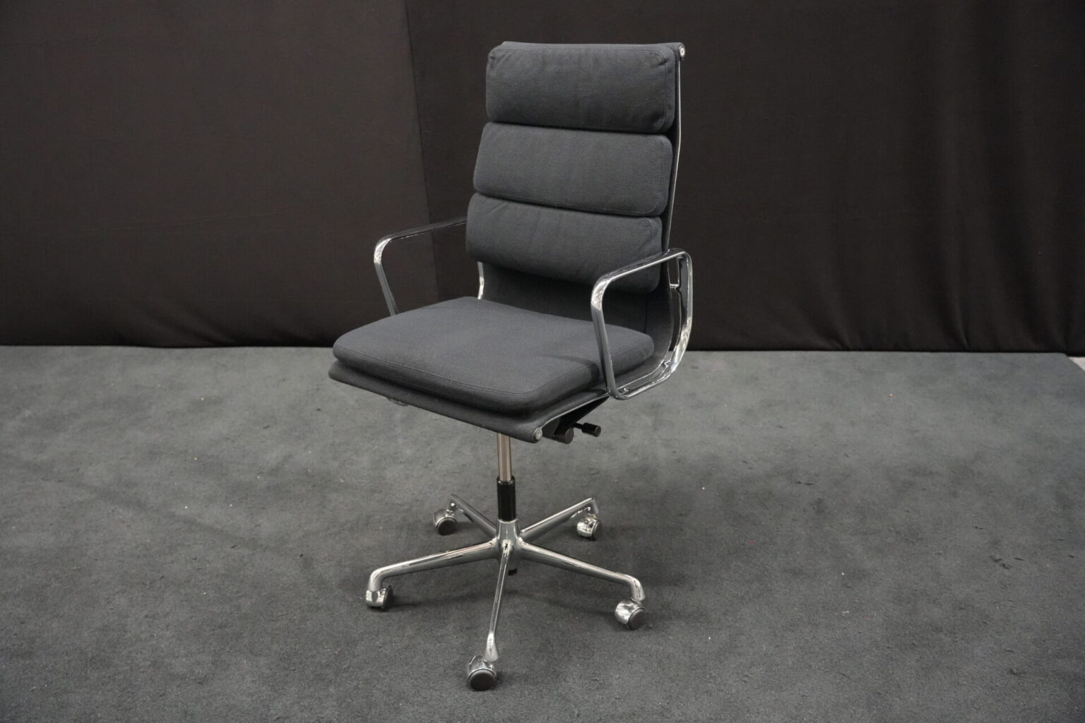 Vitra Soft Pad Chair EA 219 / schwarz