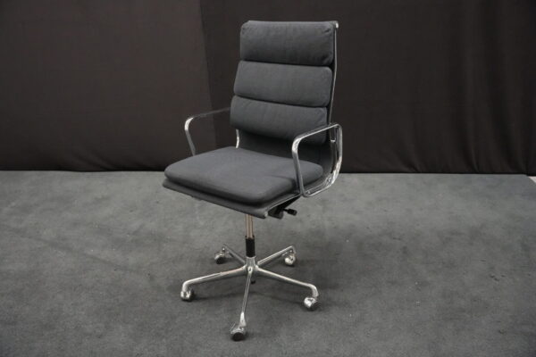 Vitra Soft Pad Chair EA 219 / schwarz