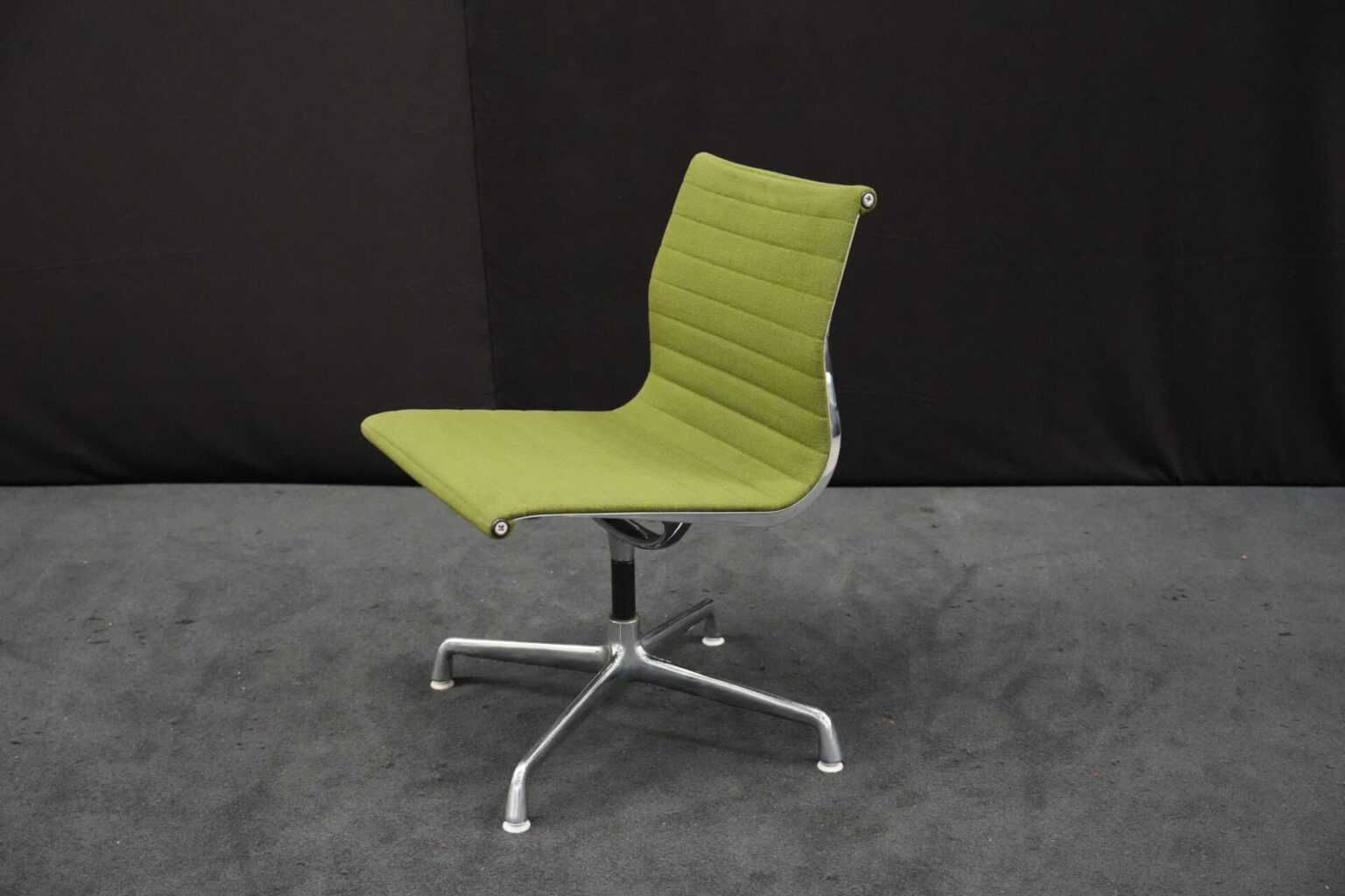 Herman Miller für Vitra - EA 101 / grün
