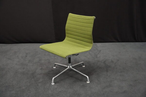 Herman Miller für Vitra - EA 101 / grün