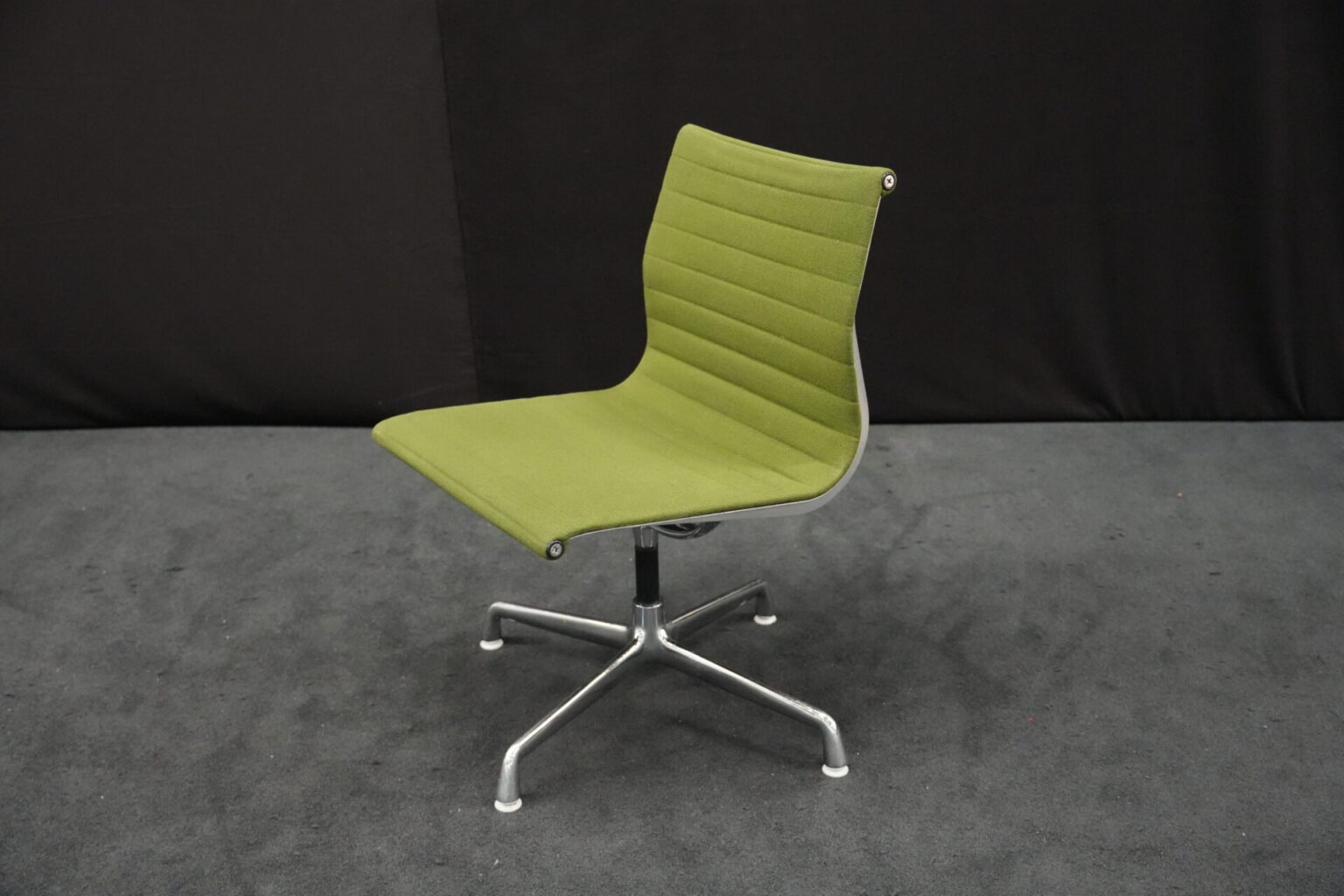 Herman Miller für Vitra - EA 101 / grün