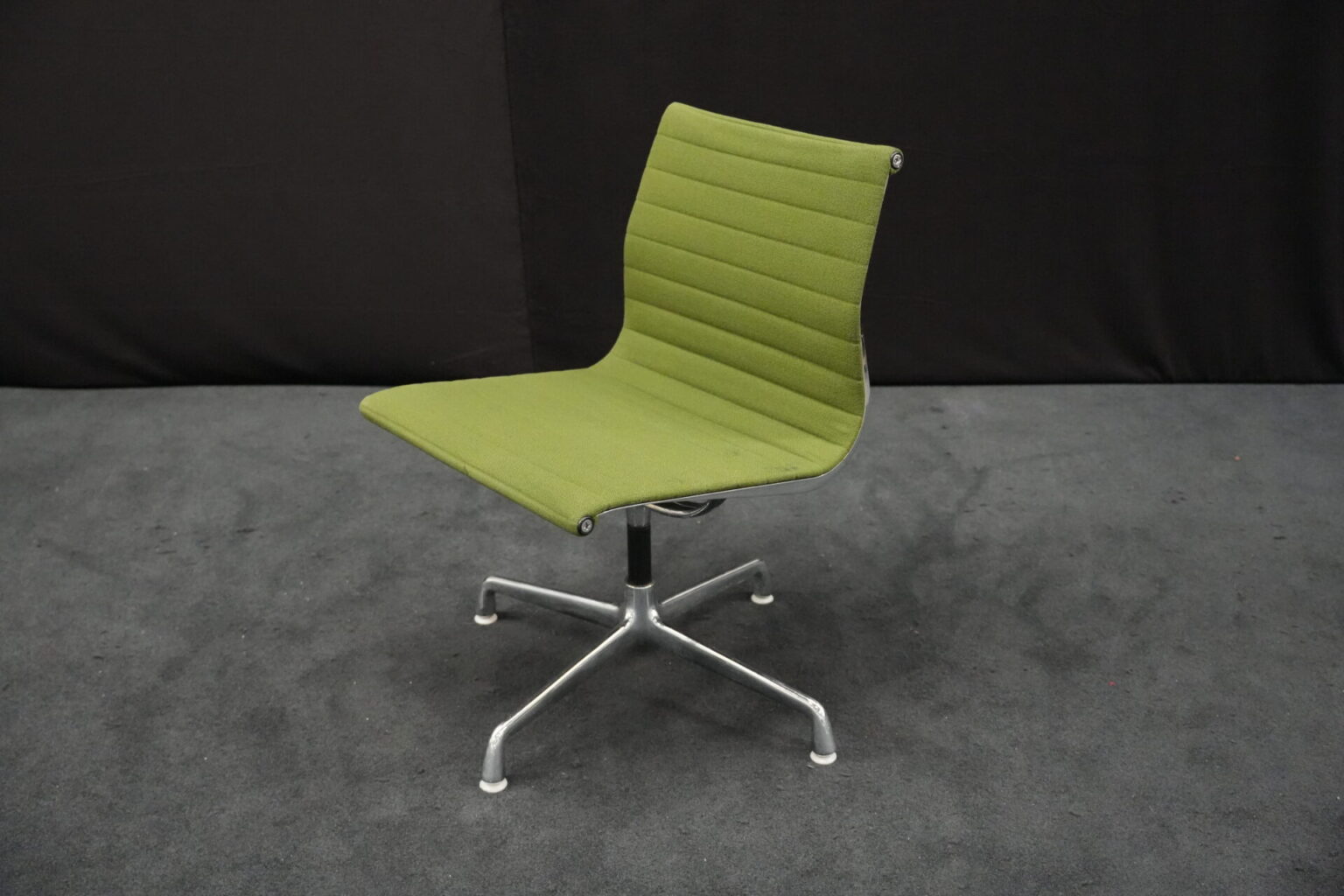 Herman Miller für Vitra – EA 101 / grün