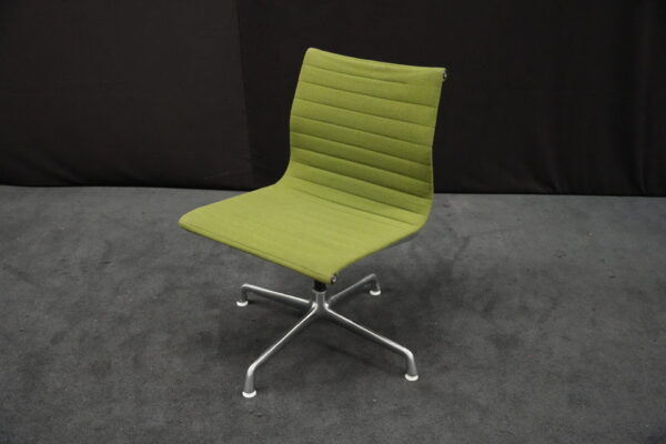 Herman Miller für Vitra – EA 101 / grün