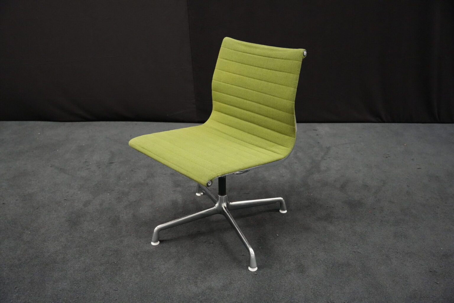 Herman Miller für Vitra – EA 101 / grün