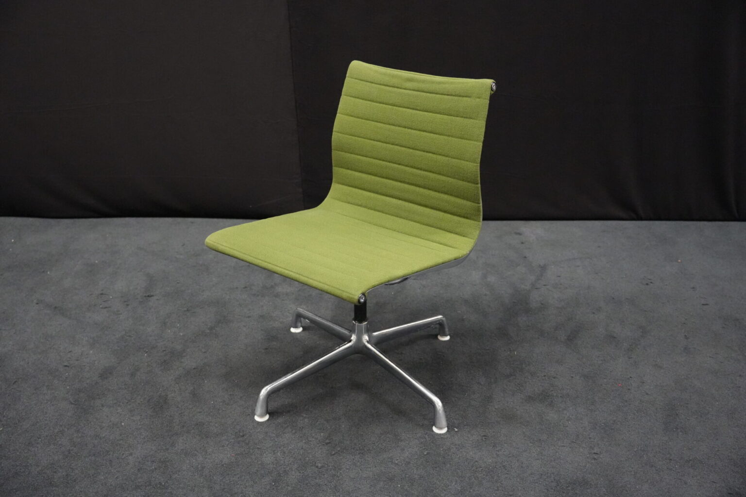 Herman Miller für Vitra – EA 101 / grün