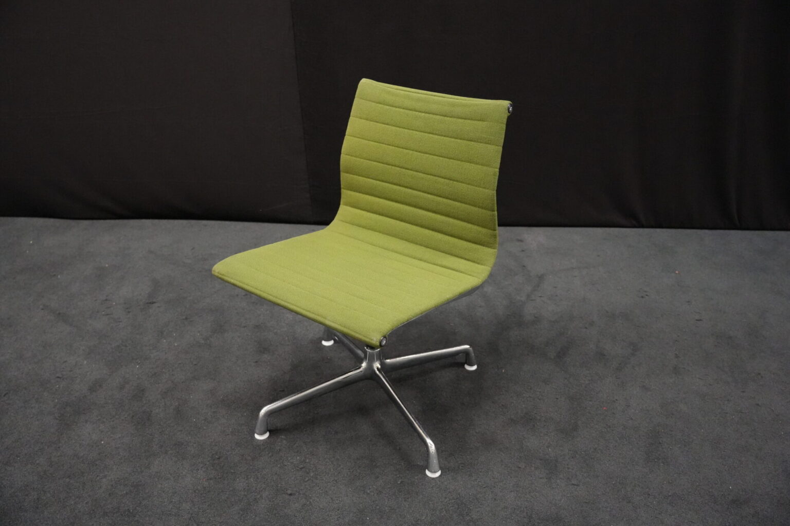 Herman Miller für Vitra – EA 101 / grün