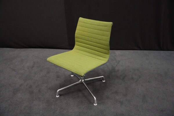 Herman Miller für Vitra – EA 101 / grün