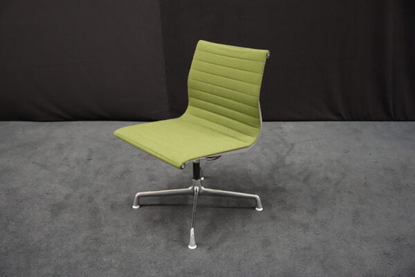 Herman Miller für Vitra – EA 101 / grün
