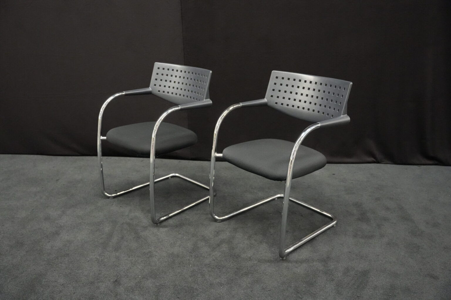 2x Vitra VisaVis Freischwinger Stoff / Schwarz