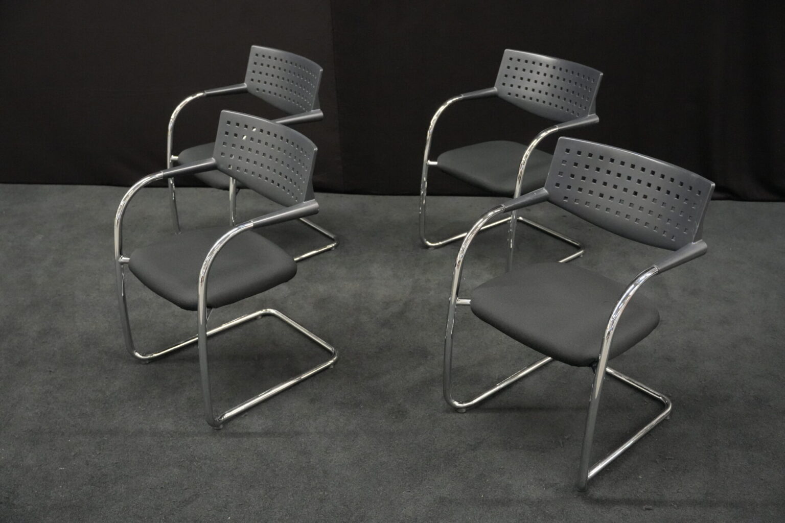 4x Vitra VisaVis Freischwinger Stoff / Schwarz