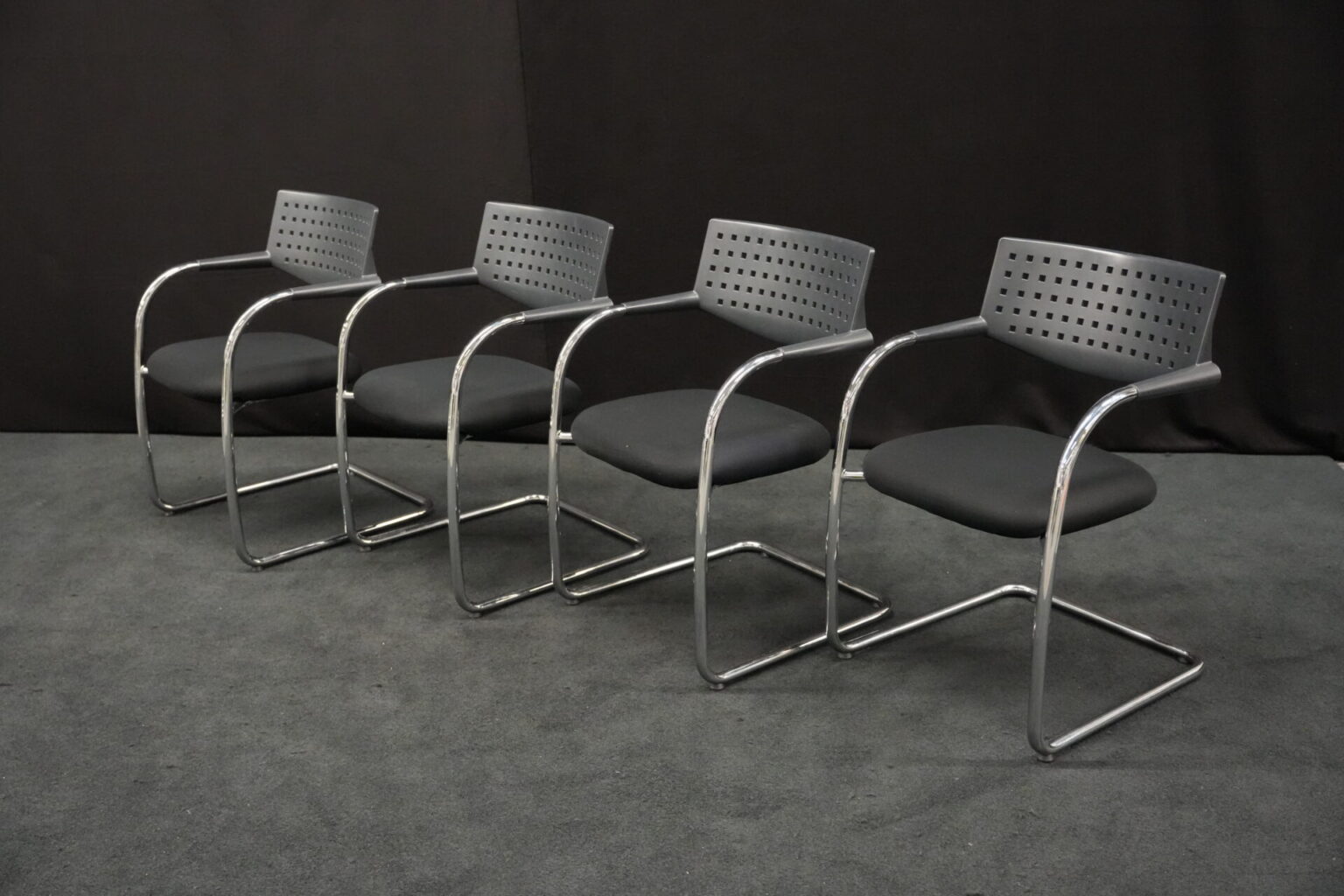 4x Vitra VisaVis Freischwinger Stoff / Schwarz