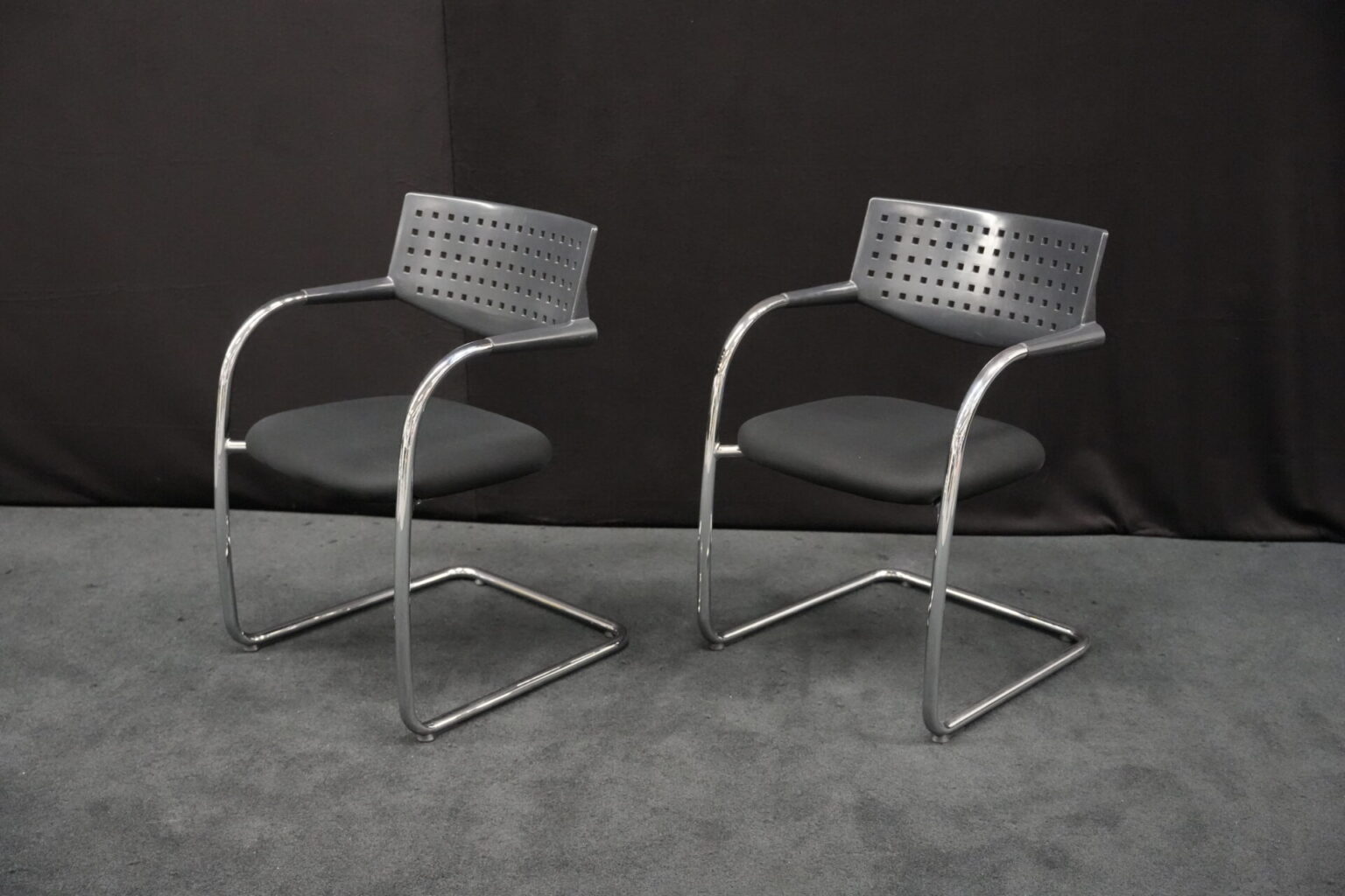 2x Vitra VisaVis Freischwinger Stoff / Schwarz