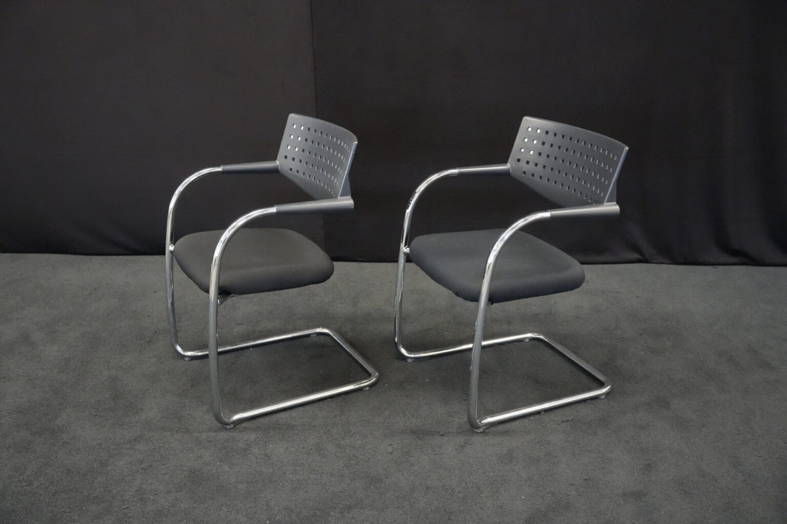 2x Vitra VisaVis Freischwinger Stoff / Schwarz
