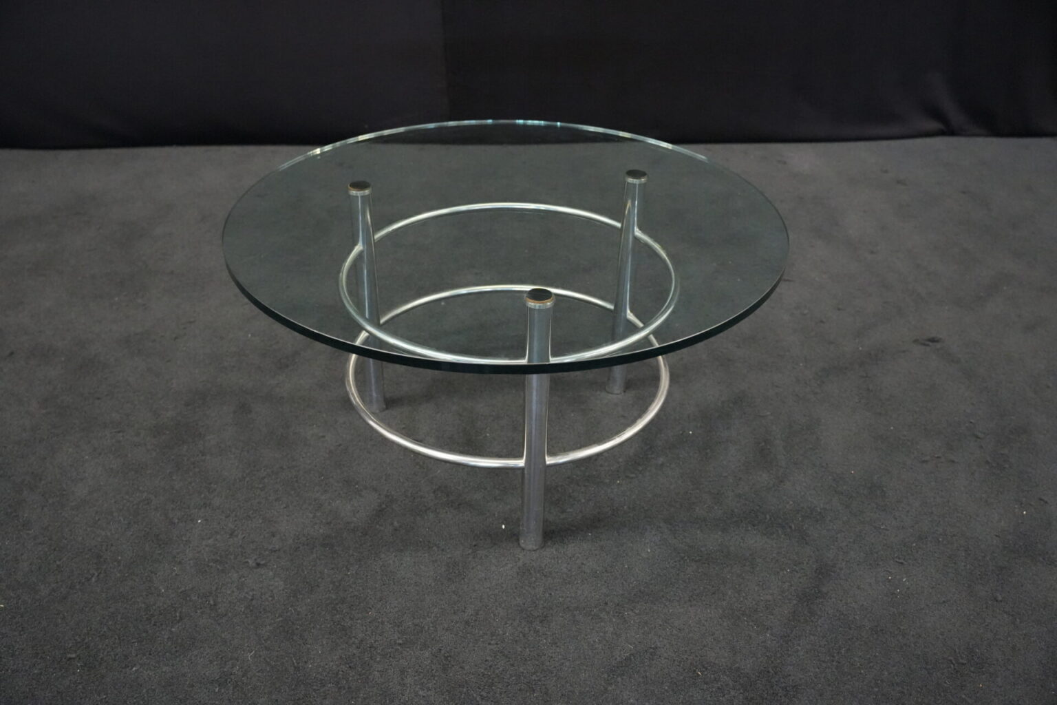Runder Beistelltisch mit Glasplatte