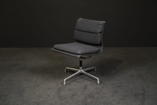 Vitra Drehstuhl 'EA 205 Soft Pad' Stoff Schwarz