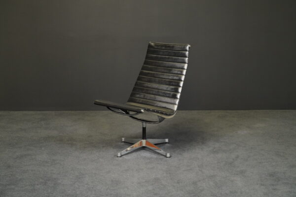 Herman Miller Drehstuhl EA 124 Leder Schwarz