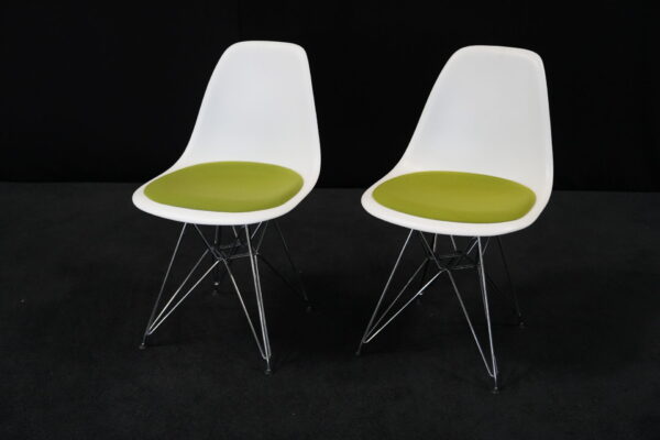 2x Vitra Eames Plastic Side Chair DSR mit integrietem Sitzkissen
