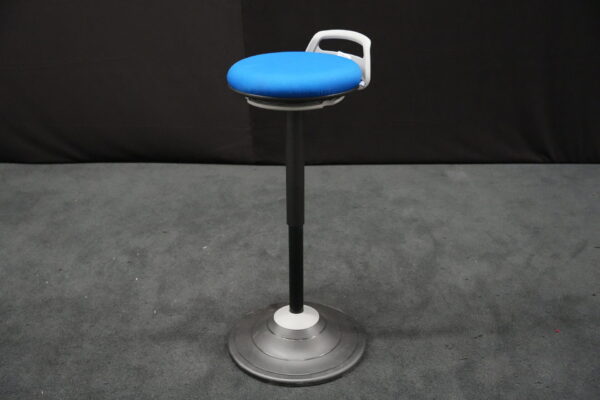 Stehhilfe/Hocker mit blauem Sitz