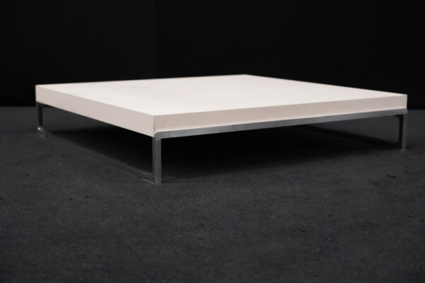 B&B Italia Charles Couchtisch mit einer beigen Platte