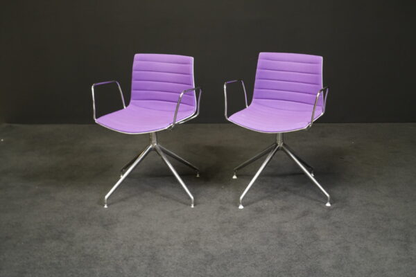 Arper | zwei Drehstühle 'Catifa' | Stoff | Aluminium