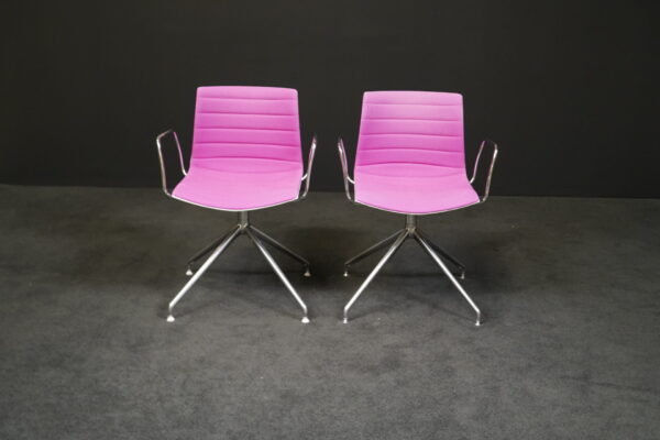 Arper | zwei Drehstühle 'Catifa' | Stoff | Aluminium