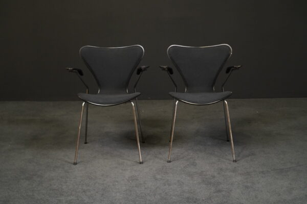 Fritz Hansen zwei Armlehnstühle 'Serie 7' Schwarz