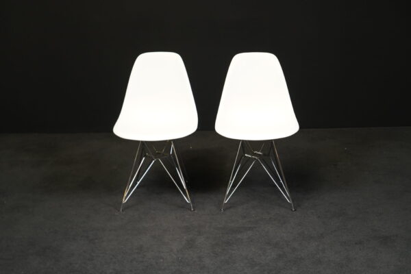 Vitra zwei Stühle 'Eames Plastic Chairs' Weiß