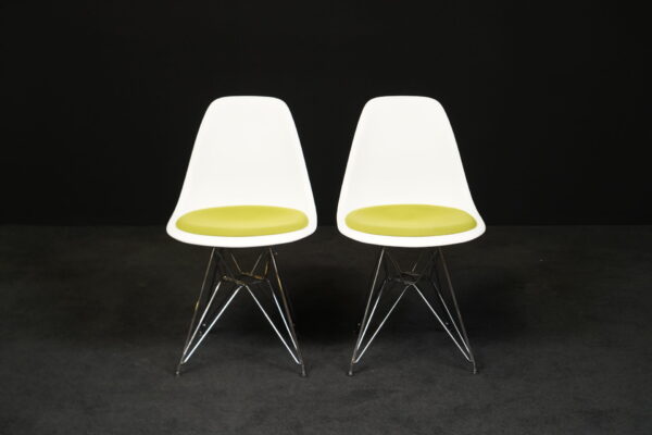 Vitra zwei Stühle 'Eames Plastic Chairs' Weiß / Grün