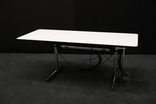 USM Kitos Schreibtisch Kunstharz / weiß (höhenverstellbar)