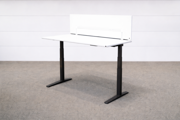 König + Neurath Schreibtisch manuell höhenv. mit Sichtschutz