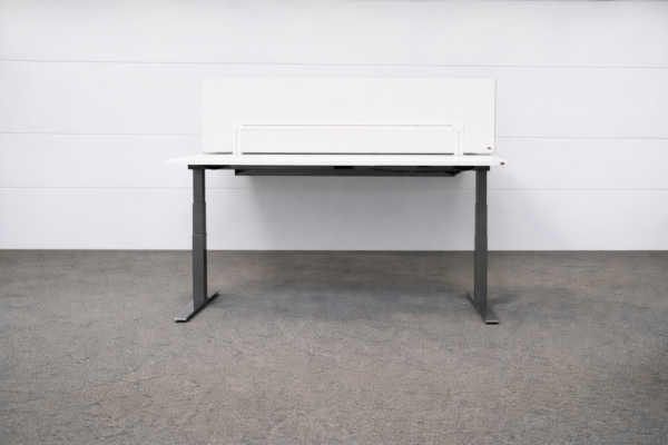 König + Neurath Schreibtisch manuell höhenv. mit Sichtschutz