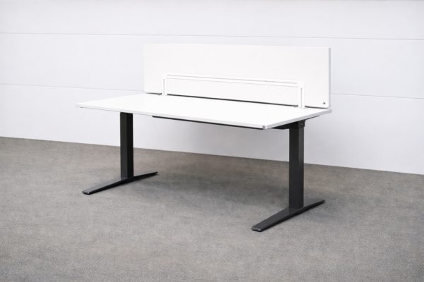 König + Neurath Schreibtisch manuell höhenv. mit Sichtschutz