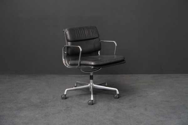 Vitra Bürodrehstuhl EA 217 Leder Schwarz