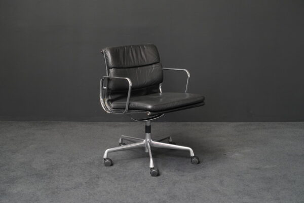 Vitra Bürodrehstuhl EA 217 Leder Schwarz