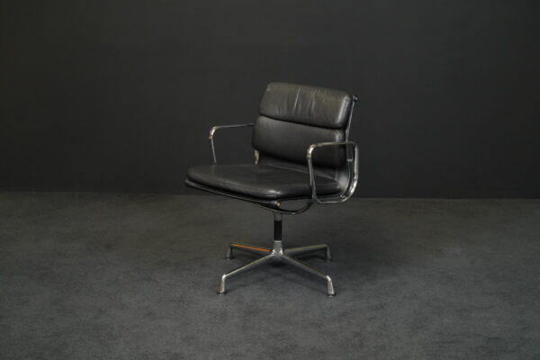 Vitra Besucherstuhl EA 208 Leder Schwarz