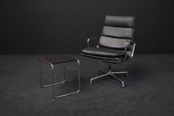 2er Set aus Vitra Sessel EA 216 Leder Schwarz & und Thonet Beistelltisch Holz Schwarz