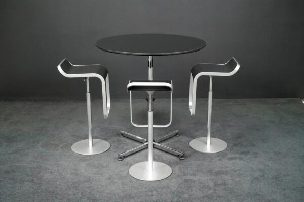 USM Kitos Stehtisch + 3x Lapalma Barhocker Lem Holz Schwarz