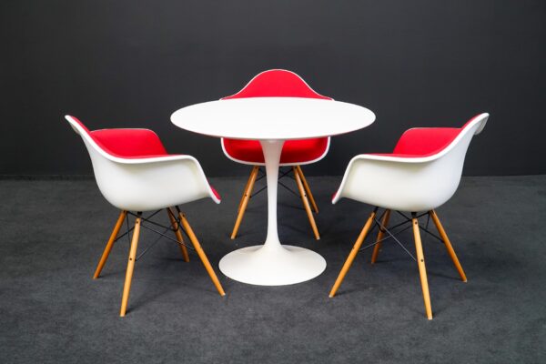 4er Set Knoll International Tisch Tulip + 3x Vitra Eames Plastic Armchair DAW Kunststoff Weiß