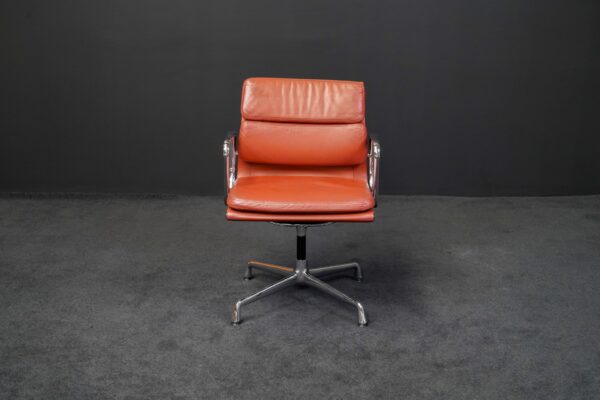 Vitra Besucherstuhl EA 208 Leder Braun