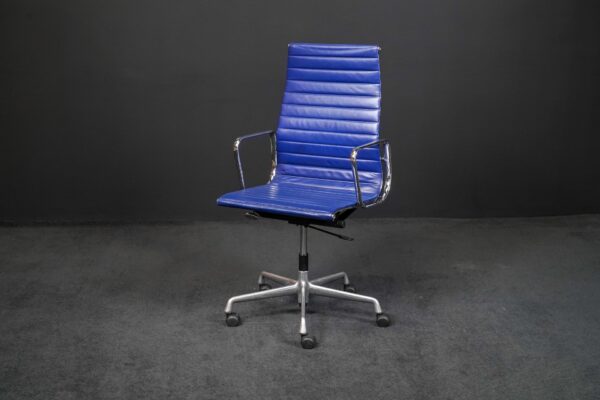 Vitra Bürodrehstuhl EA 119 Leder Blau