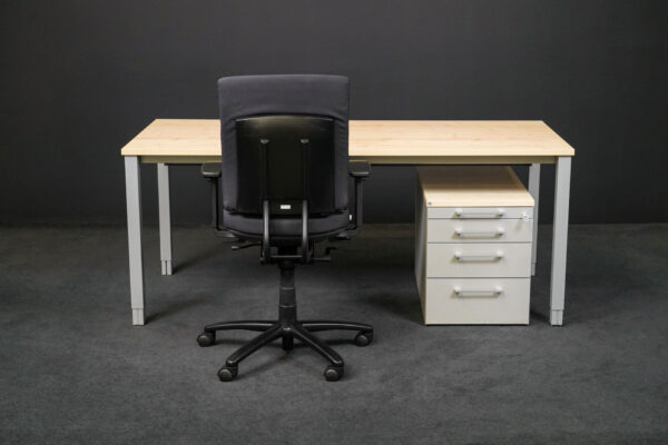 Arbeitsplatz aus Schreibtisch + Bürodrehstuhl + Rollcontainer