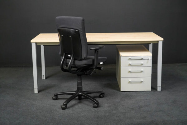 Arbeitsplatz aus Schreibtisch + Bürodrehstuhl + Rollcontainer