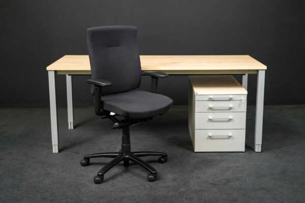 Arbeitsplatz aus Schreibtisch + Bürodrehstuhl + Rollcontainer