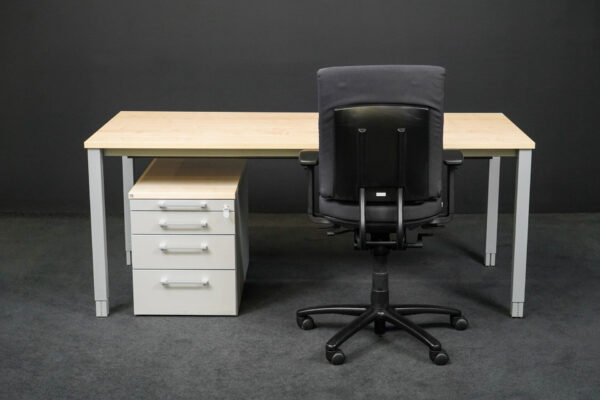 Arbeitsplatz aus Schreibtisch + Bürodrehstuhl + Rollcontainer