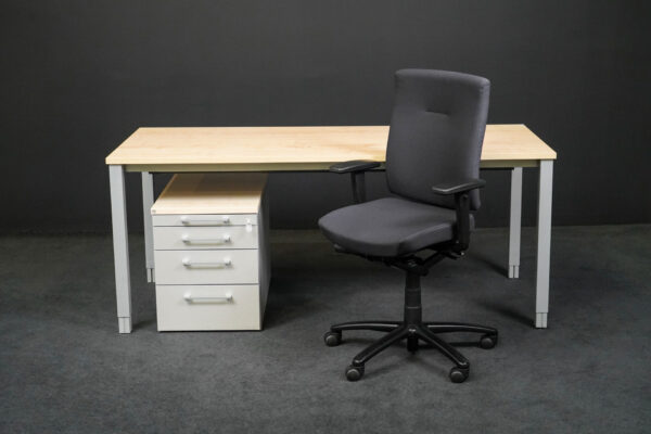 Arbeitsplatz aus Schreibtisch + Bürodrehstuhl + Rollcontainer