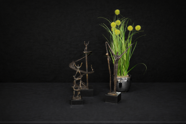 Deko-Set mit Kunstblume und Figuren